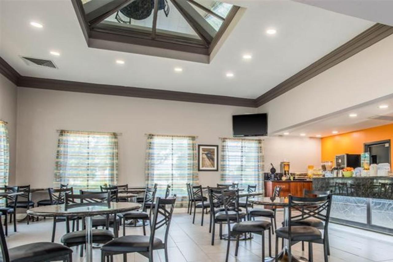 Quality Suites Lake Charles Downtown Exterior photo